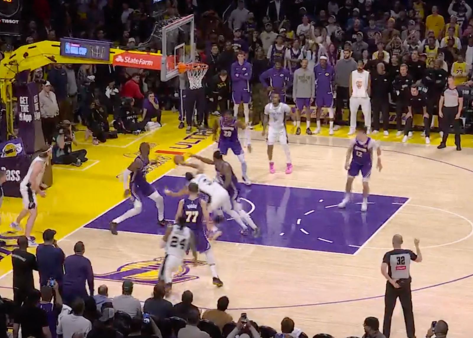 湖人vs马刺裁判员报告：最后0.4秒的球是凯尔登碰出界的