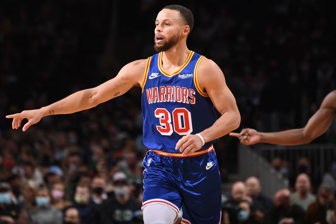 大爆发！库里第三节三分球8中4怒砍17分